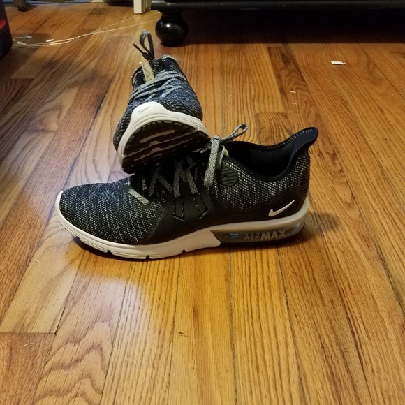 Nike shoes - Picture 1 of 2